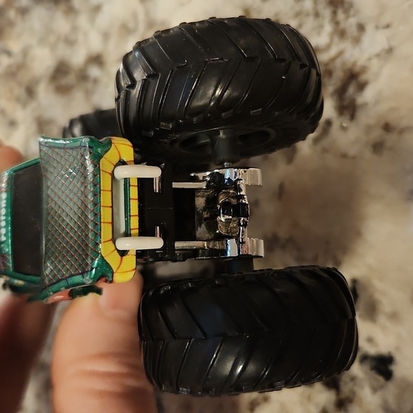 Hot Wheels Monster Trucks Fan Favorites Snake Bite 1:64 scale - Picture 4 of 9